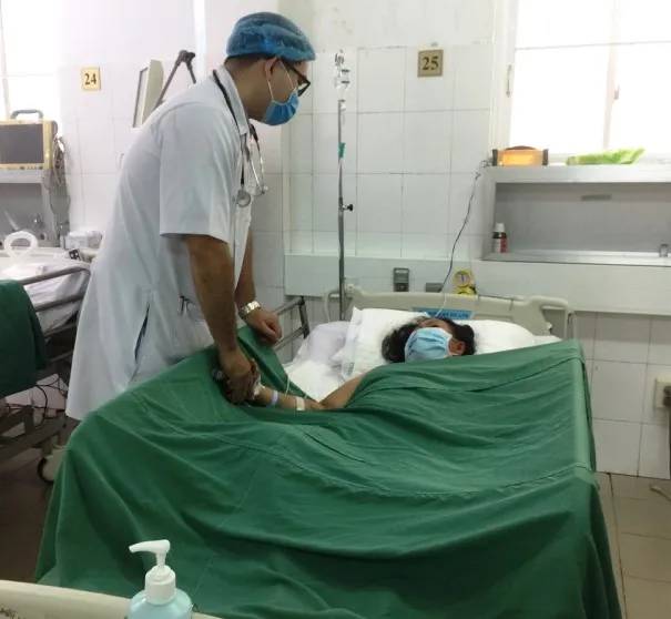 Hai bệnh nhân suýt mất mạng vì bị rắn chàm quạp cắn  ảnh 2