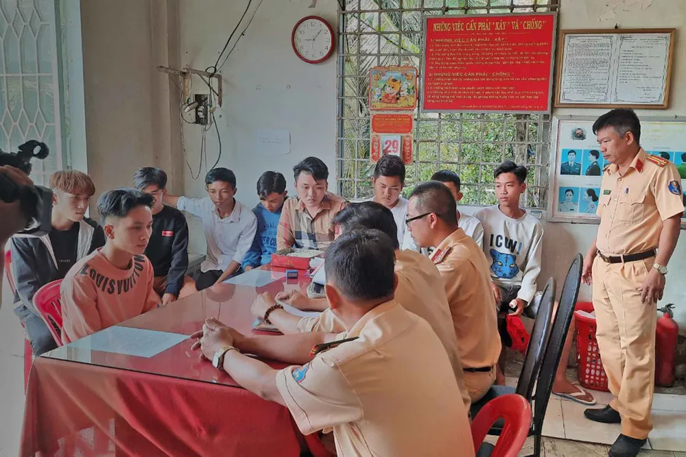 Xử lý nhóm thanh niên chặn đường, tổ chức đua xe trái phép tại Tiền Giang ảnh 1