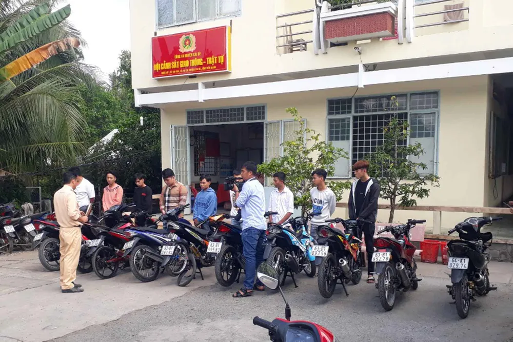 Xử lý nhóm thanh niên chặn đường, tổ chức đua xe trái phép tại Tiền Giang ảnh 2