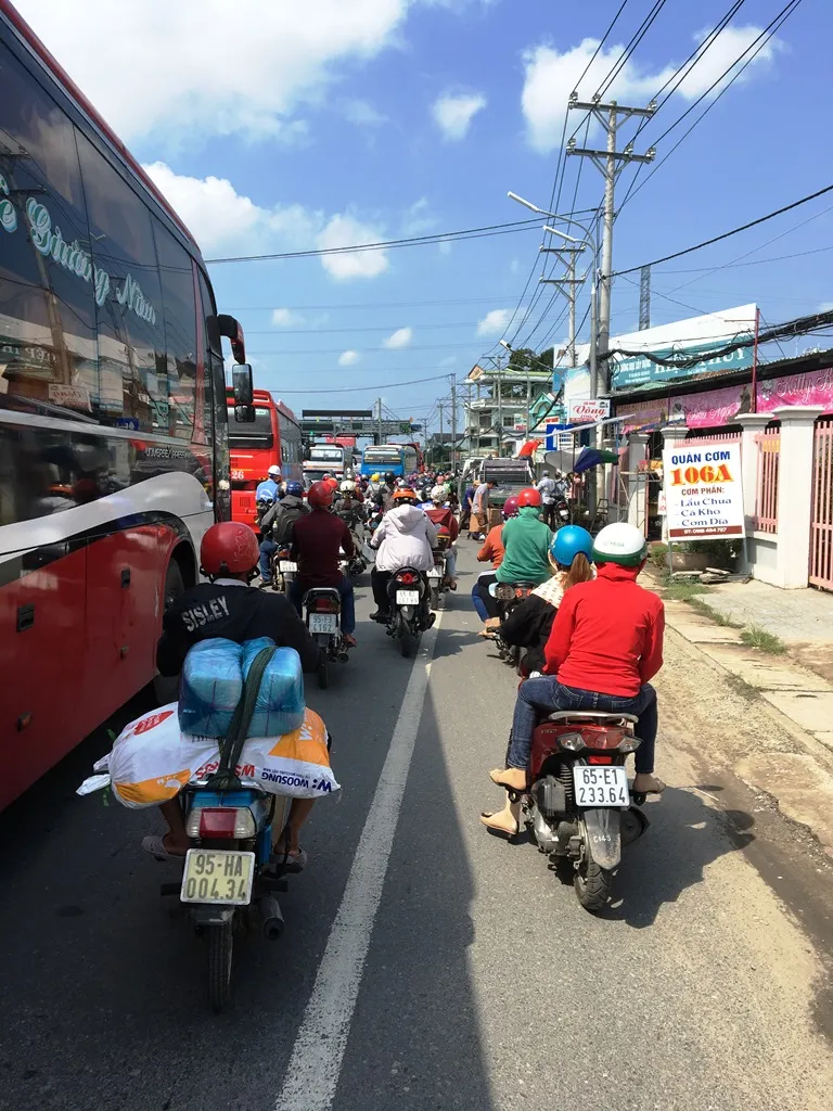 ĐBSCL: Giao thông ùn ứ nghiêm trọng trong ngày đầu nghỉ lễ  ảnh 3