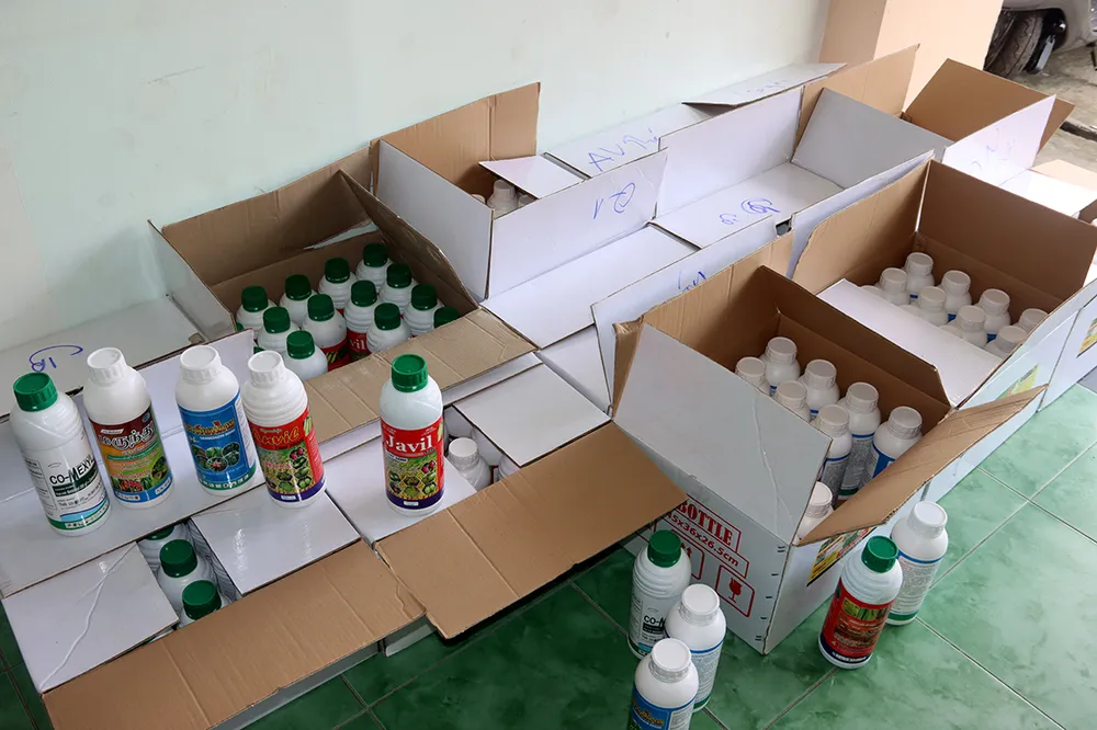 Phát hiện nhiều thuốc bảo vệ thực vật nghi giả trên xe giám đốc công ty  ảnh 1