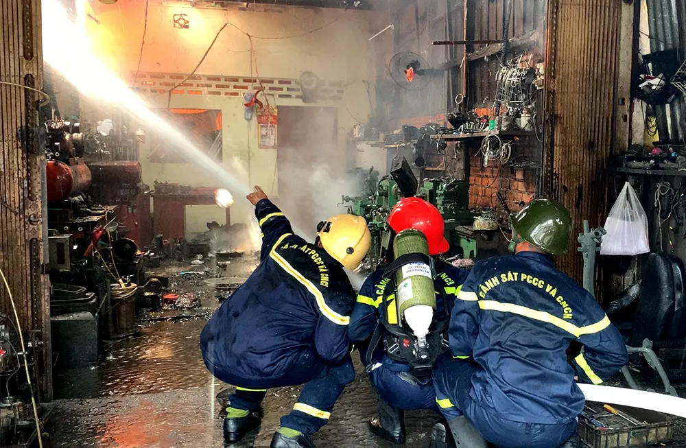 Hỗ trợ 60 triệu đồng cho 3 gia đình có nhà bị thiêu rụi ở An Giang ảnh 1