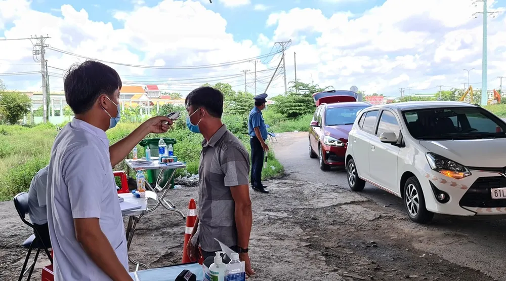 Long An kích hoạt 19 chốt kiểm soát, sau khi phát hiện thêm 2 ca dương tính  ảnh 1