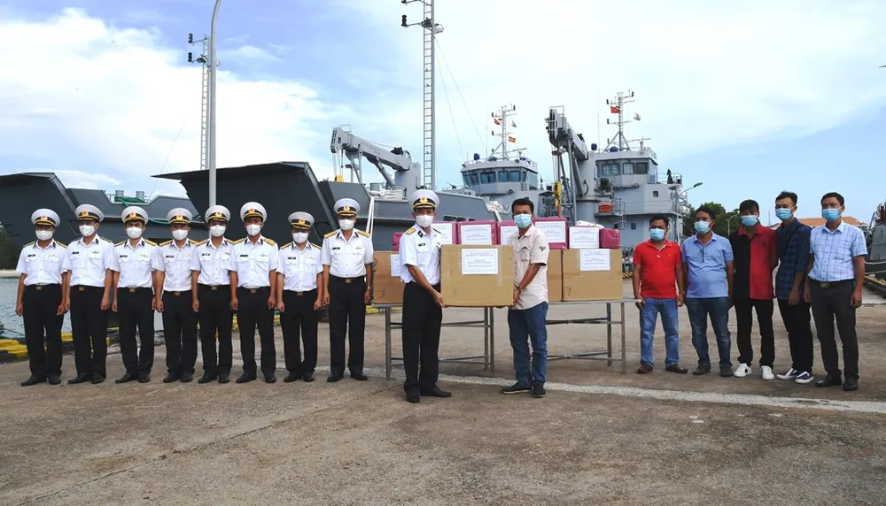 Trao 30.000 khẩu trang y tế và dung dịch sát khuẩn cho Vùng 5 Hải quân  ảnh 1