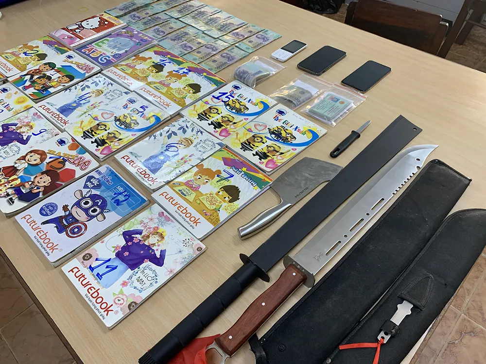 Bắt 2 đối tượng cho vay nặng lãi, thu giữ nhiều hung khí nguy hiểm ảnh 1