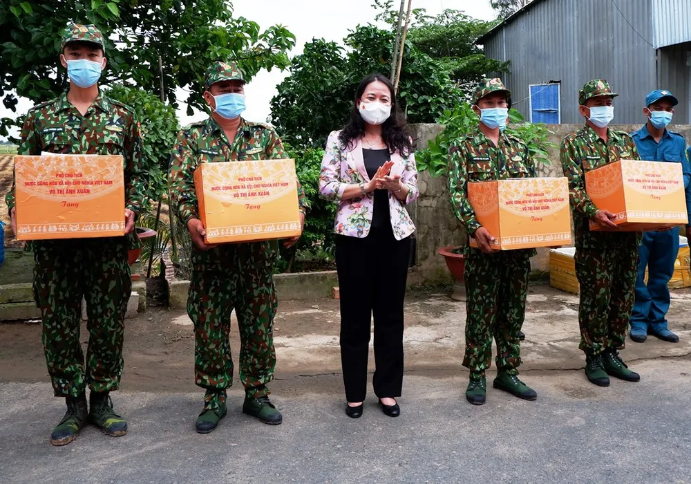 Phó Chủ tịch nước Võ Thị Ánh Xuân thăm lực lượng phòng chống dịch Covid-19 ở biên giới An Giang   ảnh 1