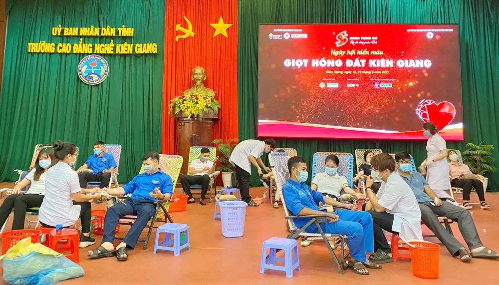 Hành trình đỏ tỉnh Kiên Giang tiếp nhận hơn 1.600 đơn vị máu ảnh 1