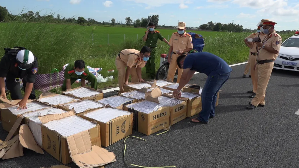 Bắt giữ 10.000 bao thuốc lá lậu trên cao tốc Lộ Tẻ - Rạch Sỏi ảnh 1