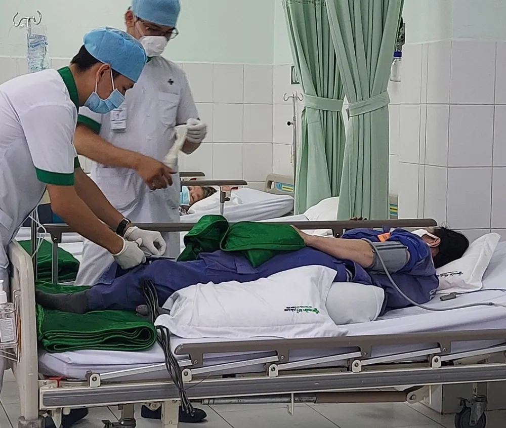 Hy hữu nạn nhân bị 7 cây sắt đâm xuyên chân  ảnh 2