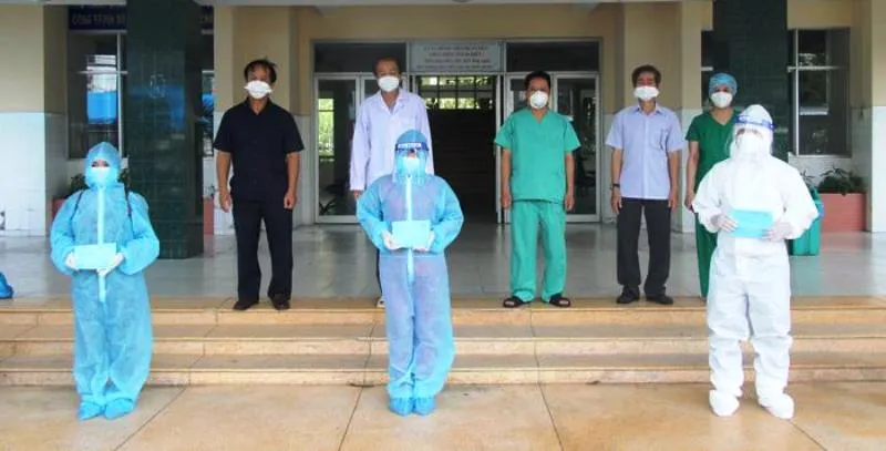 Sở  Y tế tỉnh Đồng Tháp trao giấy xuất viện cho các BN hoàn thành thời gian cách ly và khỏi bệnh 