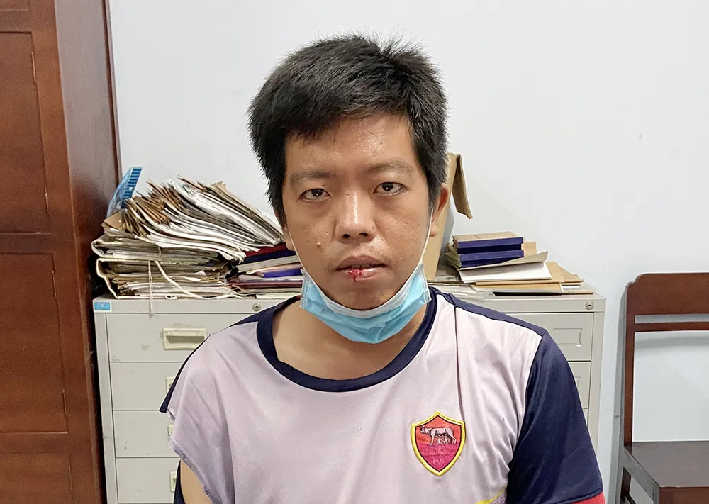 Một thanh niên tự ý đập vỡ 2 màn hình máy ATM ảnh 2