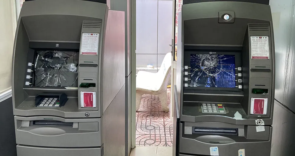 Một thanh niên tự ý đập vỡ 2 màn hình máy ATM ảnh 1