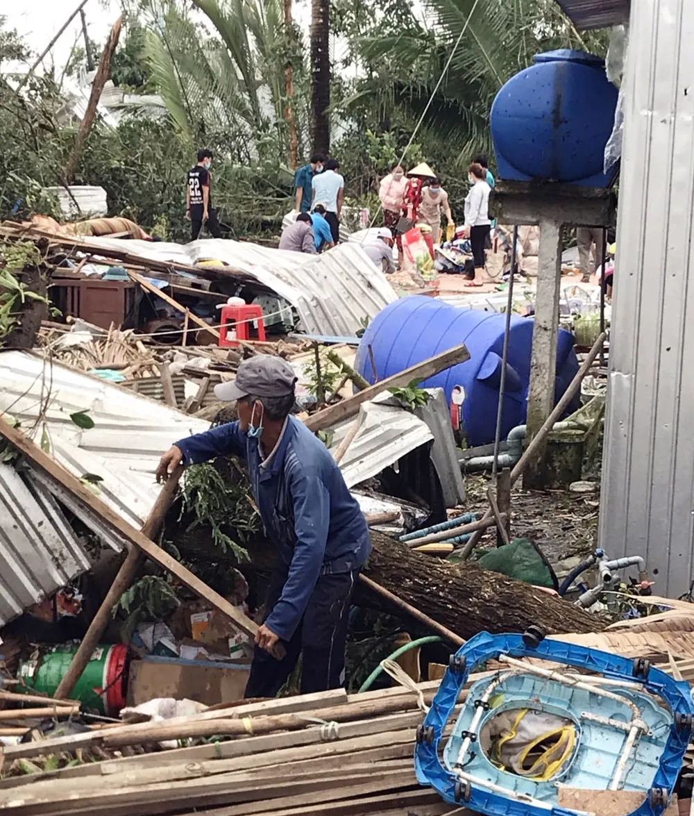 Mưa giông làm sập nhiều nhà dân ở ĐBSCL ảnh 1