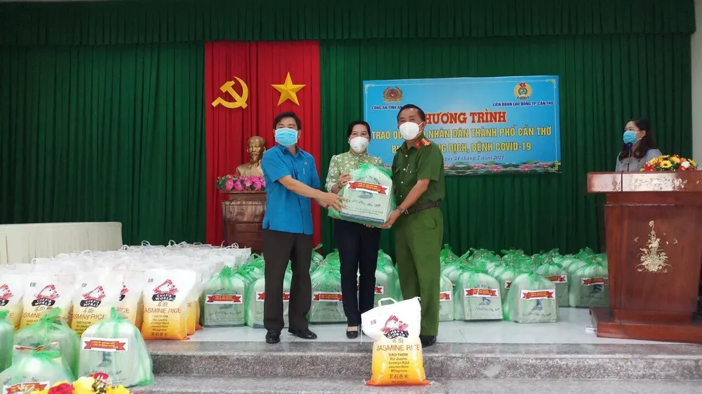 Công an An Giang tặng 1.000 phần quà cho người dân Cần Thơ bị ảnh hưởng dịch Covid-19 ảnh 2