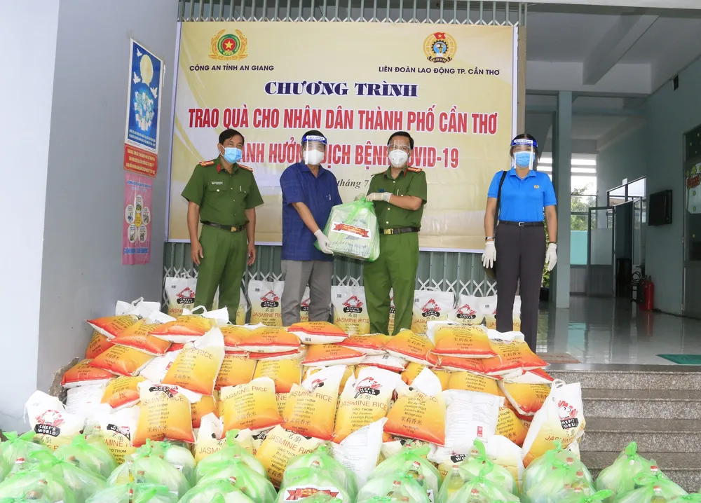 Công an An Giang tặng 1.000 phần quà cho người dân Cần Thơ bị ảnh hưởng dịch Covid-19 ảnh 1