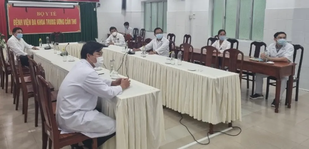 Cứu sống mẹ con sản phụ mắc Covid-19, suy hô hấp nặng ảnh 1