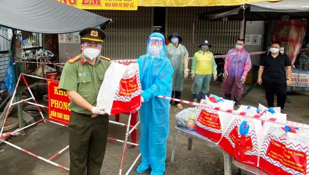 Công an tỉnh An Giang hỗ trợ 1.500 phần quà cho khu vực cách ly, phong tỏa ảnh 1