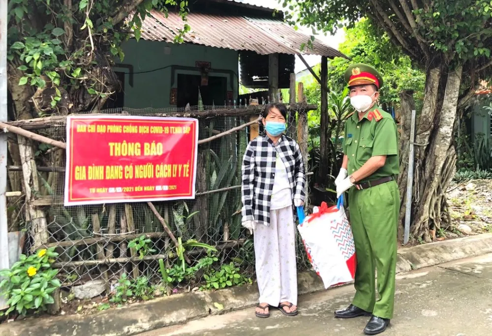 Công an tỉnh An Giang hỗ trợ 1.500 phần quà cho khu vực cách ly, phong tỏa ảnh 2