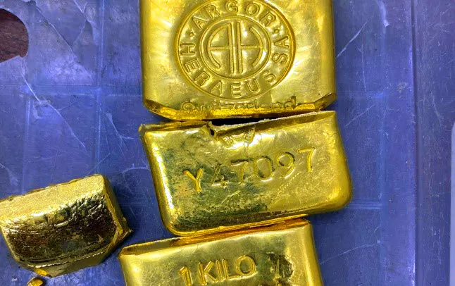 Liên quan đường dây buôn lậu, 4 chủ tiệm vàng ở An Giang bị khởi tố ảnh 3