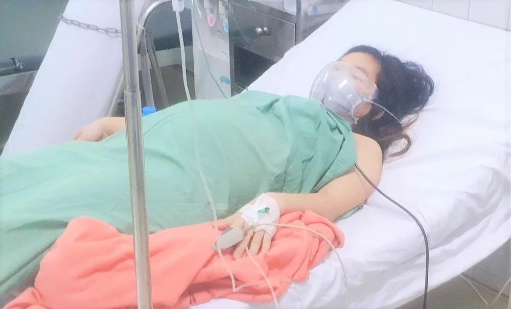 Sản phụ mắc Covid-19 được cấp cứu “mẹ tròn con vuông“ ảnh 1