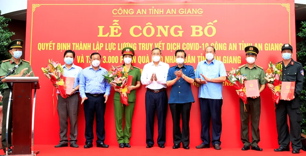 Công an An Giang trao 3.000 phần quà cho người dân bị ảnh hưởng dịch Covid-19 ảnh 3