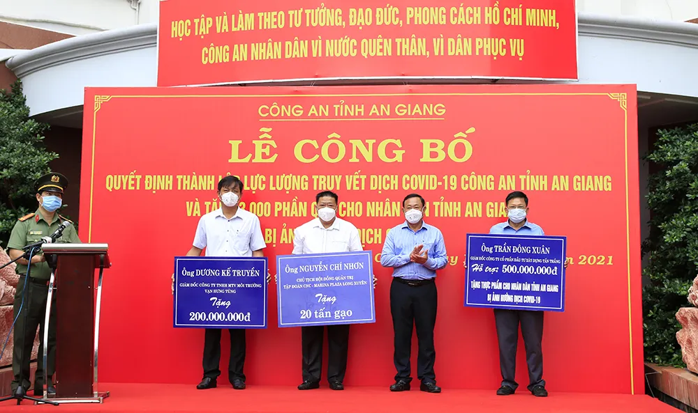 Công an An Giang trao 3.000 phần quà cho người dân bị ảnh hưởng dịch Covid-19 ảnh 2