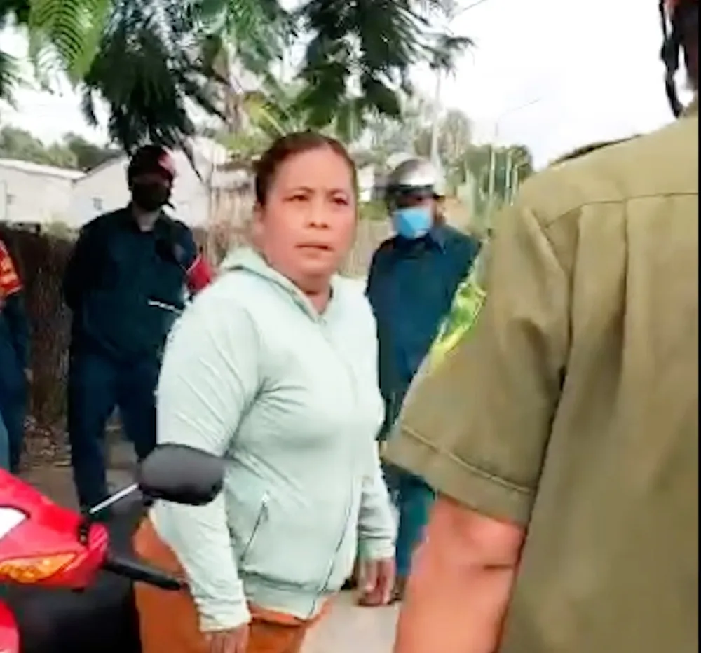 Khởi tố 2 phụ nữ đánh công an phòng chống dịch Covid-19 ảnh 2