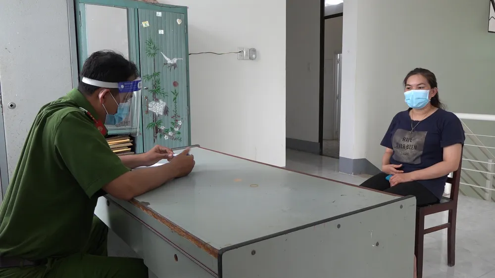 Khởi tố 2 phụ nữ đánh công an phòng chống dịch Covid-19 ảnh 1