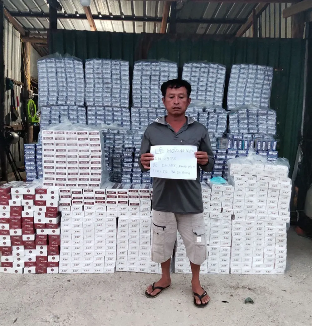 Bắt giữ tàu chở 26.500 bao thuốc lá ngoại ở vùng biển Kiên Giang ảnh 2