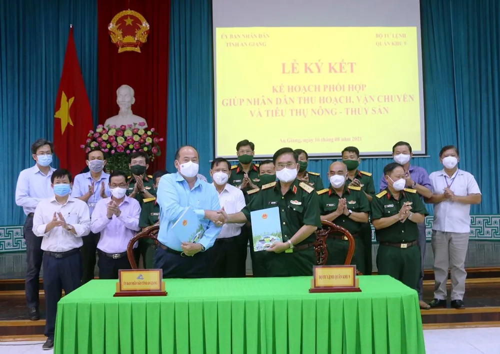 Quân khu 9 hỗ trợ An Giang thu hoạch, vận chuyển nông sản  ảnh 1