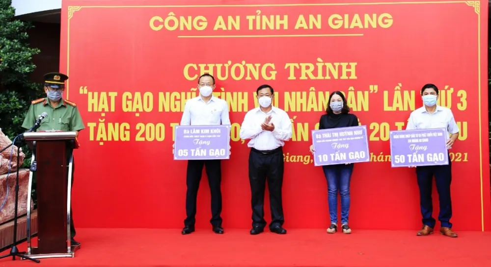 Công an tỉnh An Giang trao tặng nhu yếu phẩm cho người dân trong tỉnh ảnh 1