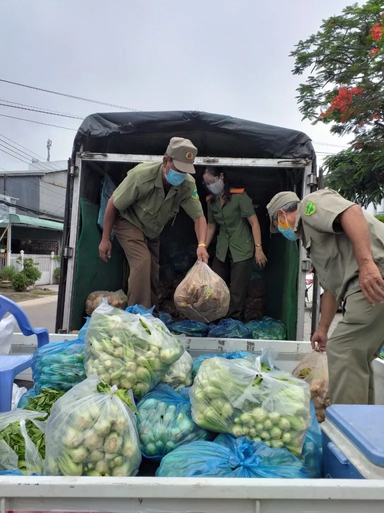 Công an tỉnh An Giang trao tặng nhu yếu phẩm cho người dân trong tỉnh ảnh 3