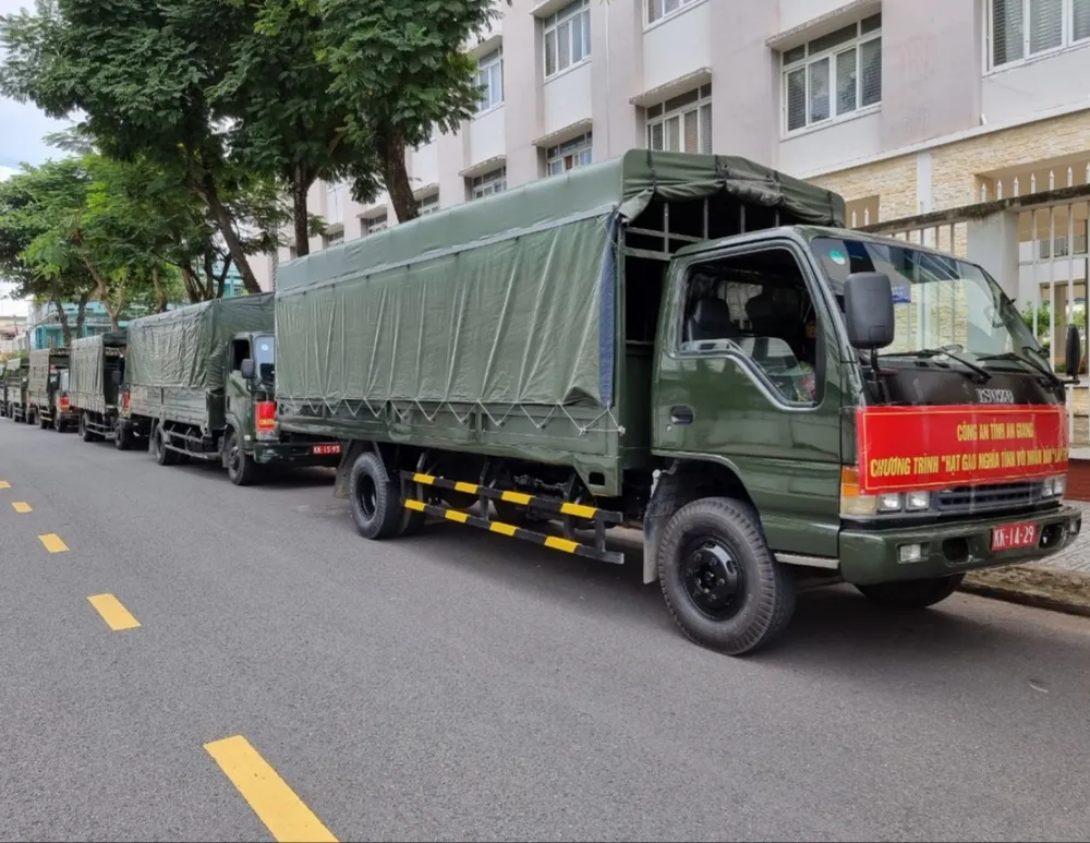 Công an tỉnh An Giang trao tặng nhu yếu phẩm cho người dân trong tỉnh ảnh 2