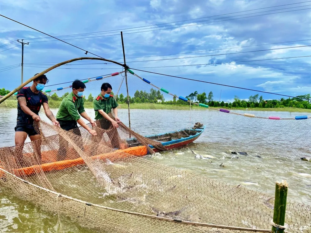Công an tỉnh An Giang trao tặng nhu yếu phẩm cho người dân trong tỉnh ảnh 4