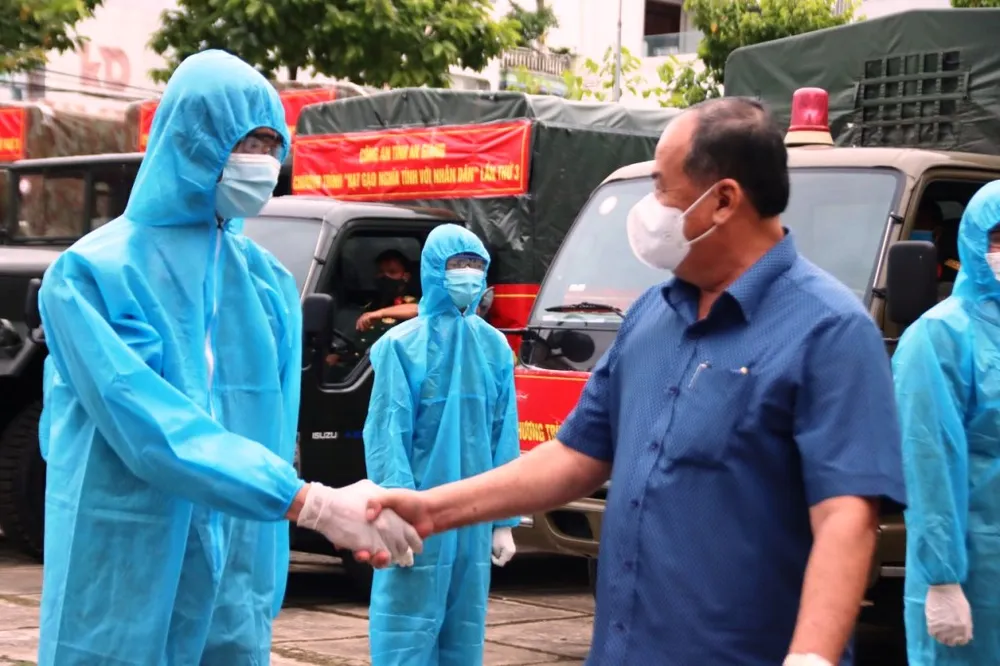 Công an tỉnh An Giang trao tặng nhu yếu phẩm cho người dân trong tỉnh ảnh 5