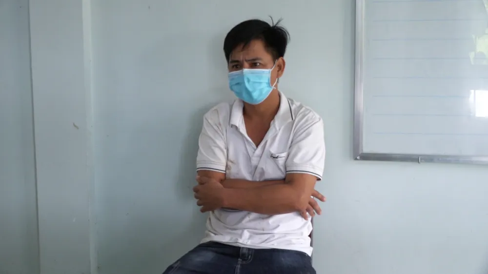 Một kế toán trường học đánh công an vì không được qua chốt ảnh 1