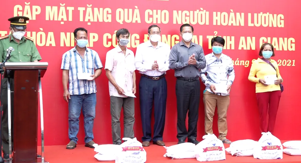 Tặng hàng trăm phần quà cho người hoàn lương ở An Giang ảnh 1