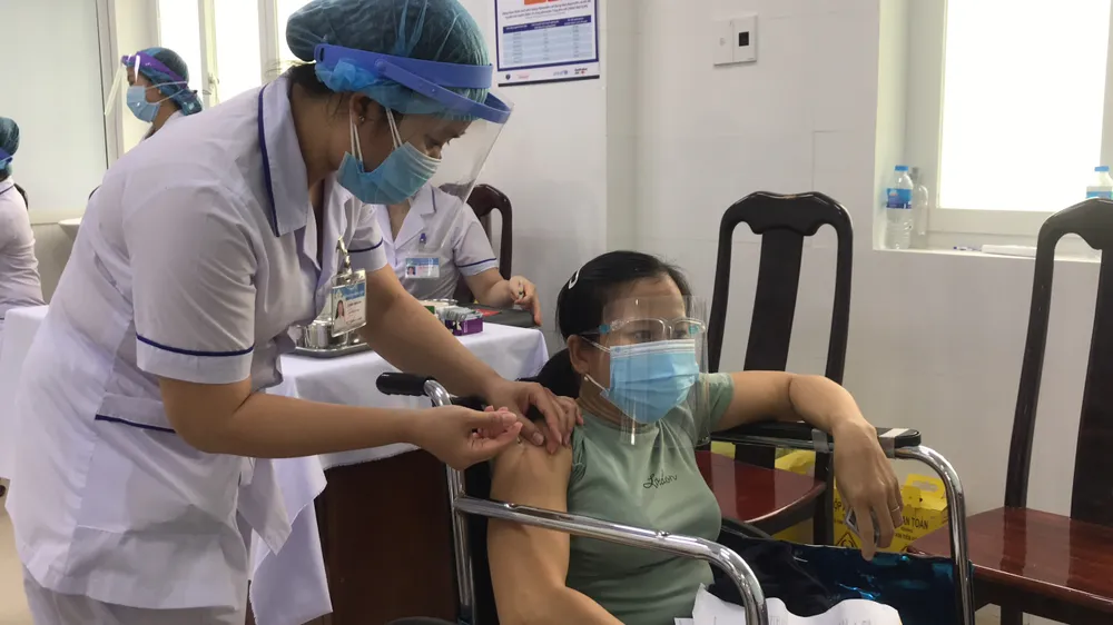 Hàng trăm người khuyết tật ở Cần Thơ được tiêm vaccine Covid-19 ảnh 1