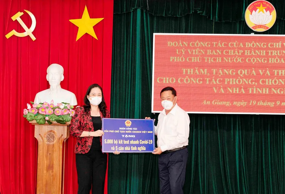 Phó Chủ tịch nước Võ Thị Ánh Xuân trao quà hỗ trợ phòng chống dịch Covid-19 ở An Giang ảnh 2