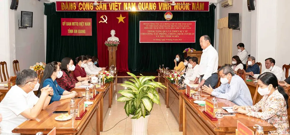 Phó Chủ tịch nước Võ Thị Ánh Xuân trao quà hỗ trợ phòng chống dịch Covid-19 ở An Giang ảnh 1