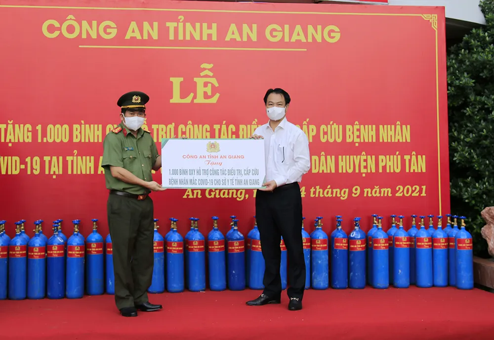 An Giang: Trao tặng 2.000 bình oxy cho khu điều trị và 50 tấn gạo giúp người dân khó khăn  ảnh 1