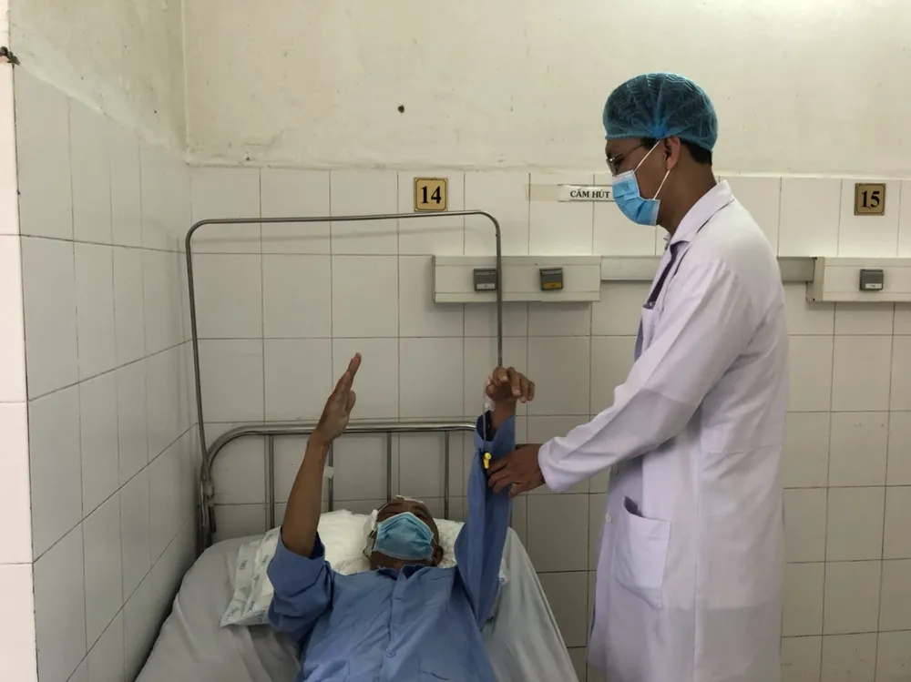 Phẫu thuật xuyên đêm cứu sống bệnh nhân u màng não ảnh 1