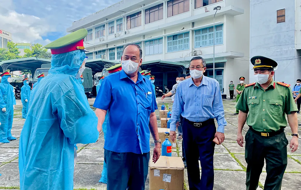 An Giang: Trao tặng 2.000 bình oxy cho khu điều trị và 50 tấn gạo giúp người dân khó khăn  ảnh 2