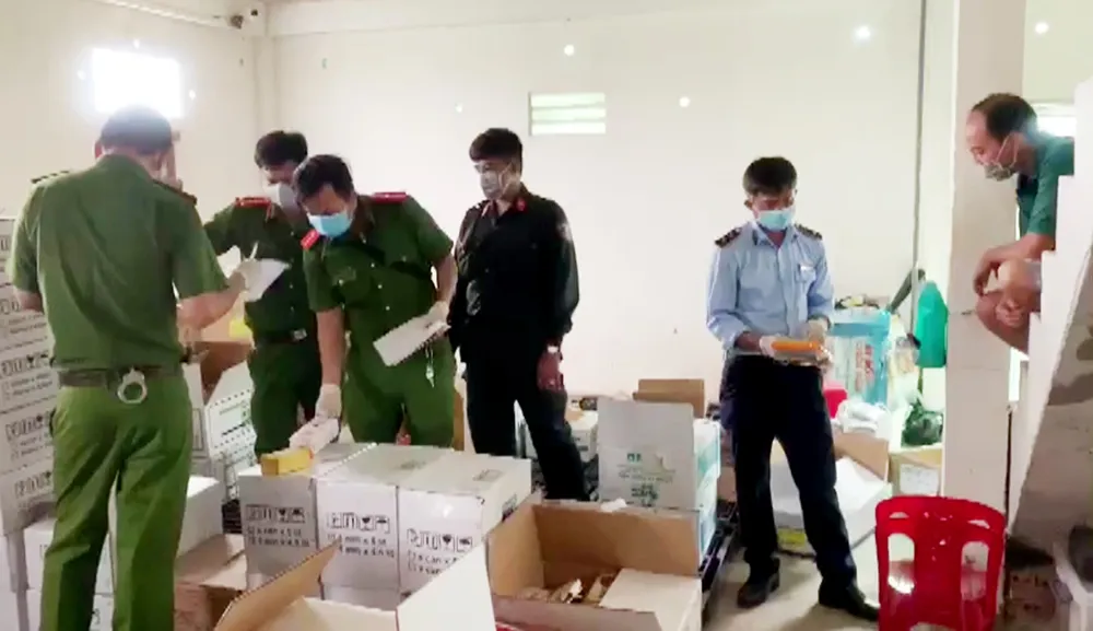 Tạm giữ hàng ngàn sản phẩm thuốc BVTV không rõ nguồn gốc ở An Giang ảnh 1