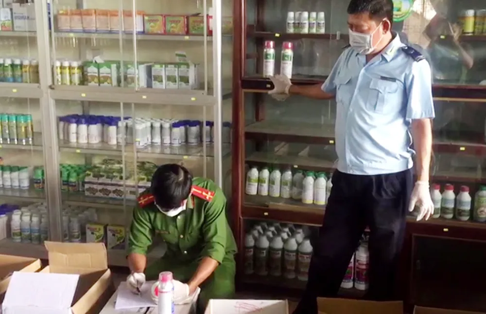 Tạm giữ hàng ngàn sản phẩm thuốc BVTV không rõ nguồn gốc ở An Giang ảnh 2