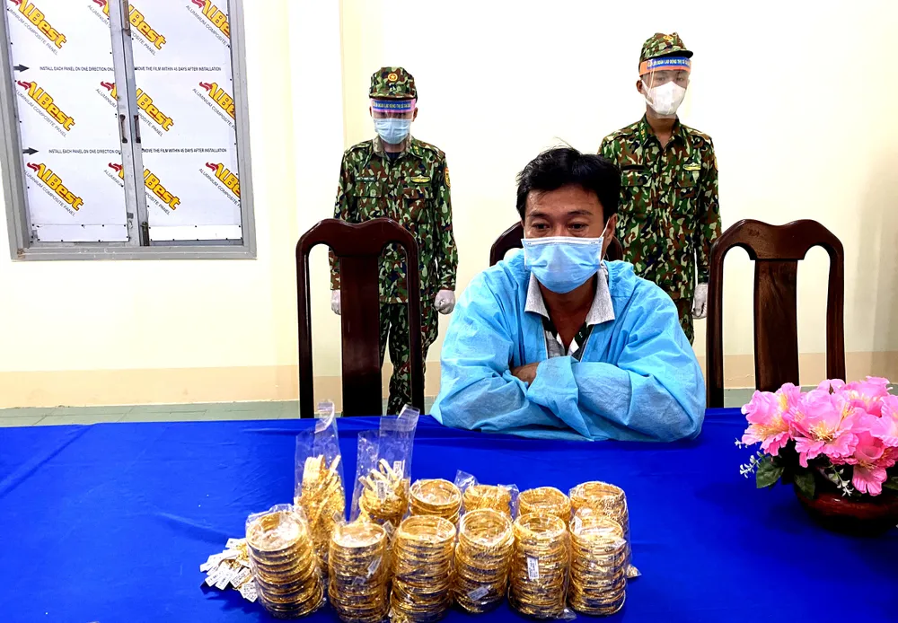 Bắt đối tượng vận chuyển 2,2 kg kim loại nghi là vàng qua biên giới  ảnh 2