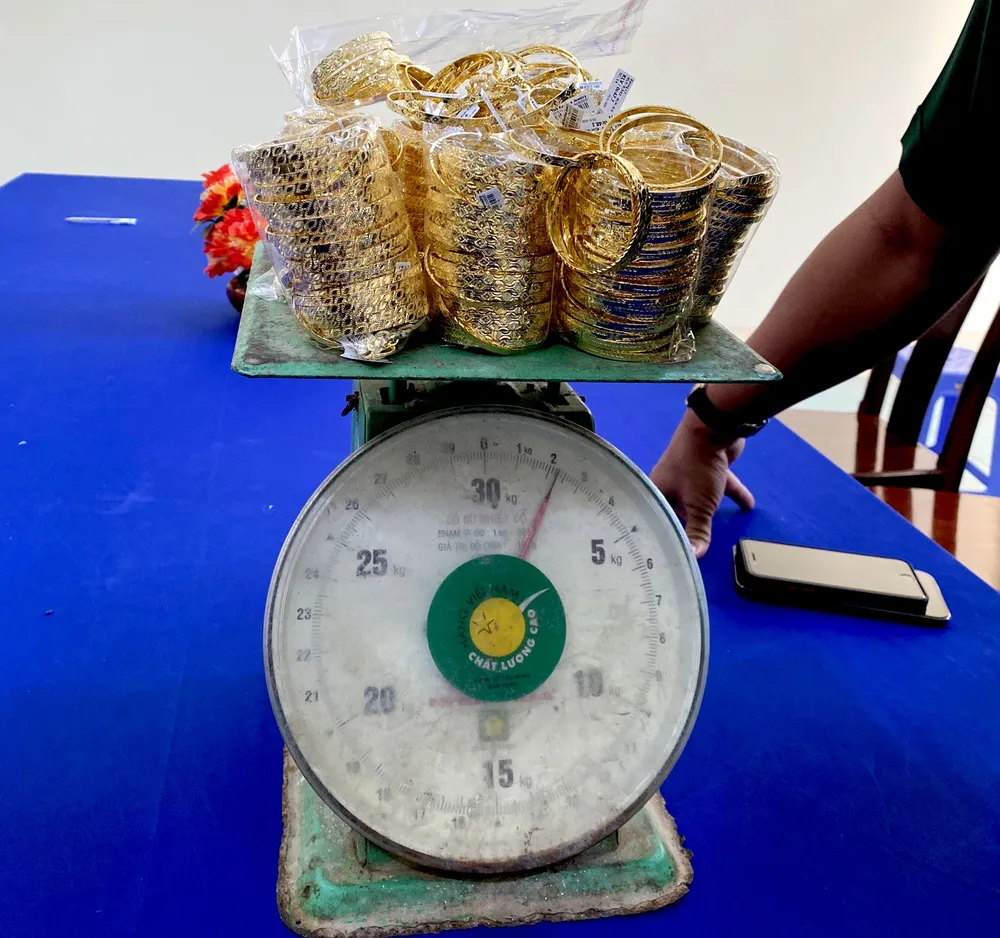 Bắt đối tượng vận chuyển 2,2 kg kim loại nghi là vàng qua biên giới  ảnh 1