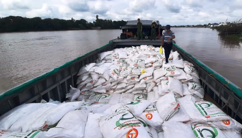 Bắt một cán bộ hải quan liên quan vụ buôn lậu 100 tấn đường cát ở An Giang ảnh 2