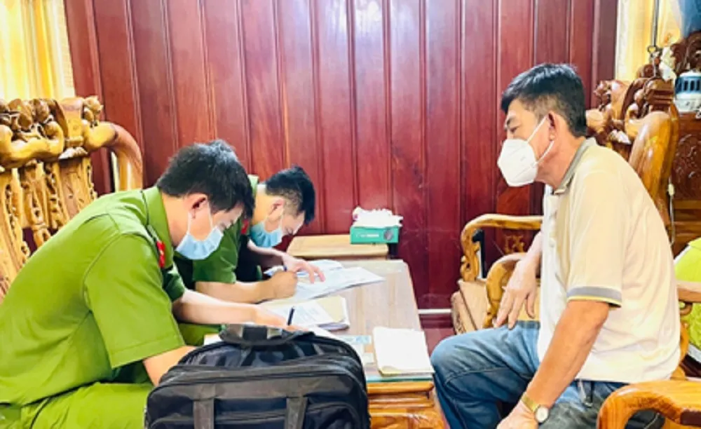 Bắt tạm giam nguyên cán bộ công an liên quan trùm buôn lậu Mười Tường ảnh 2