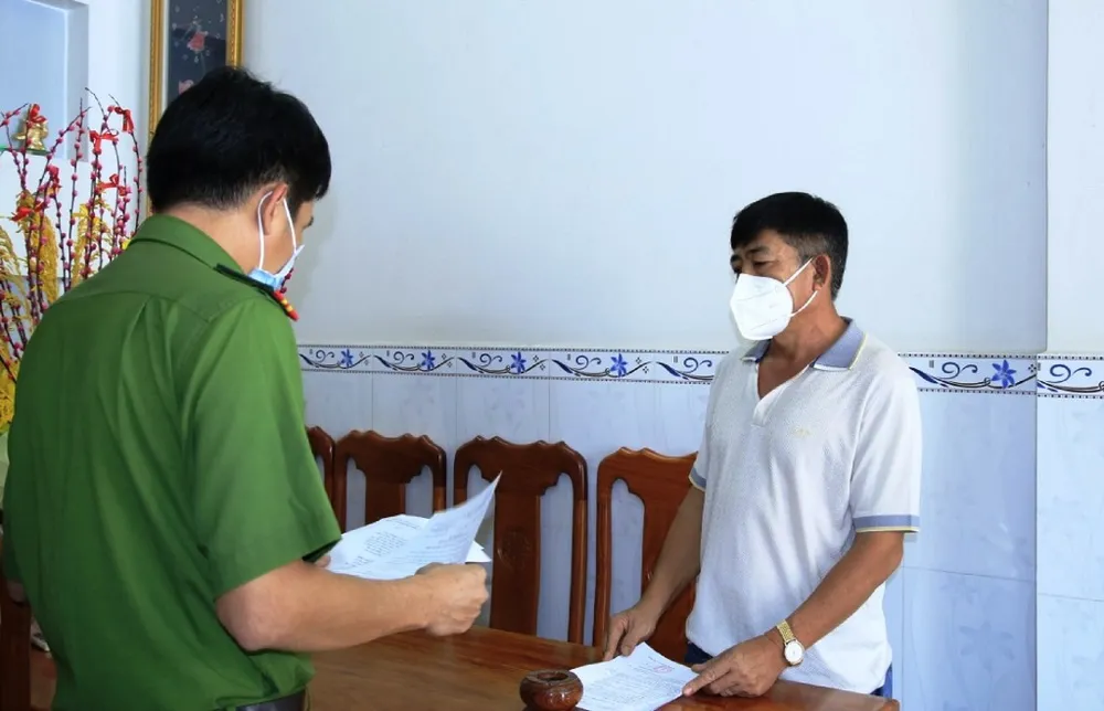 Bắt tạm giam nguyên cán bộ công an liên quan trùm buôn lậu Mười Tường ảnh 1